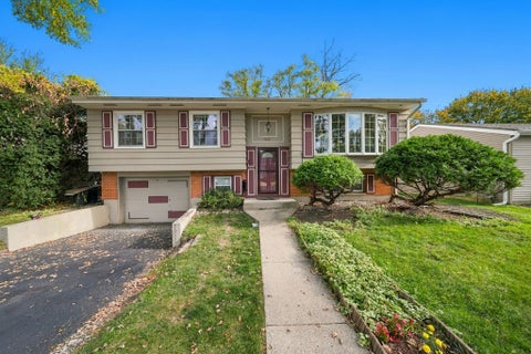 Photo of 1032 Valley Stream Drive, Wheeling, IL 60090 (MLS # 12792391)
