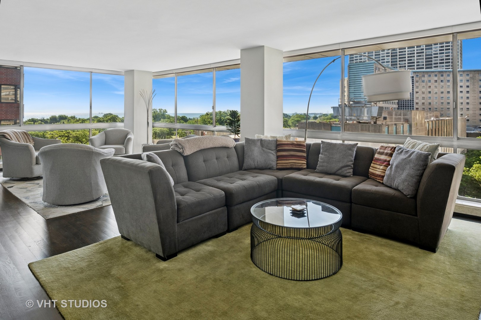 320 W Oakdale Avenue 801