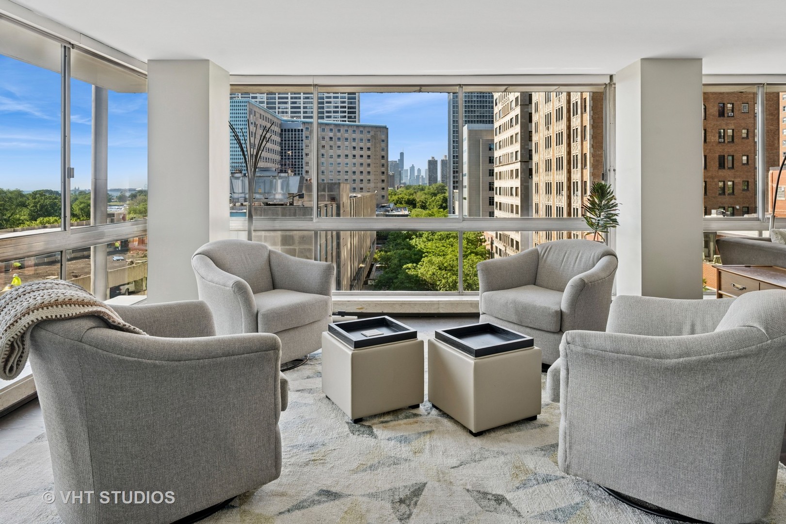 320 W Oakdale Avenue 801
