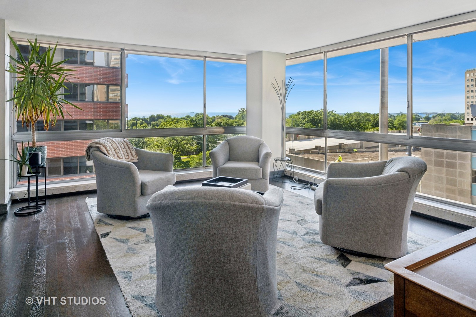 320 W Oakdale Avenue 801