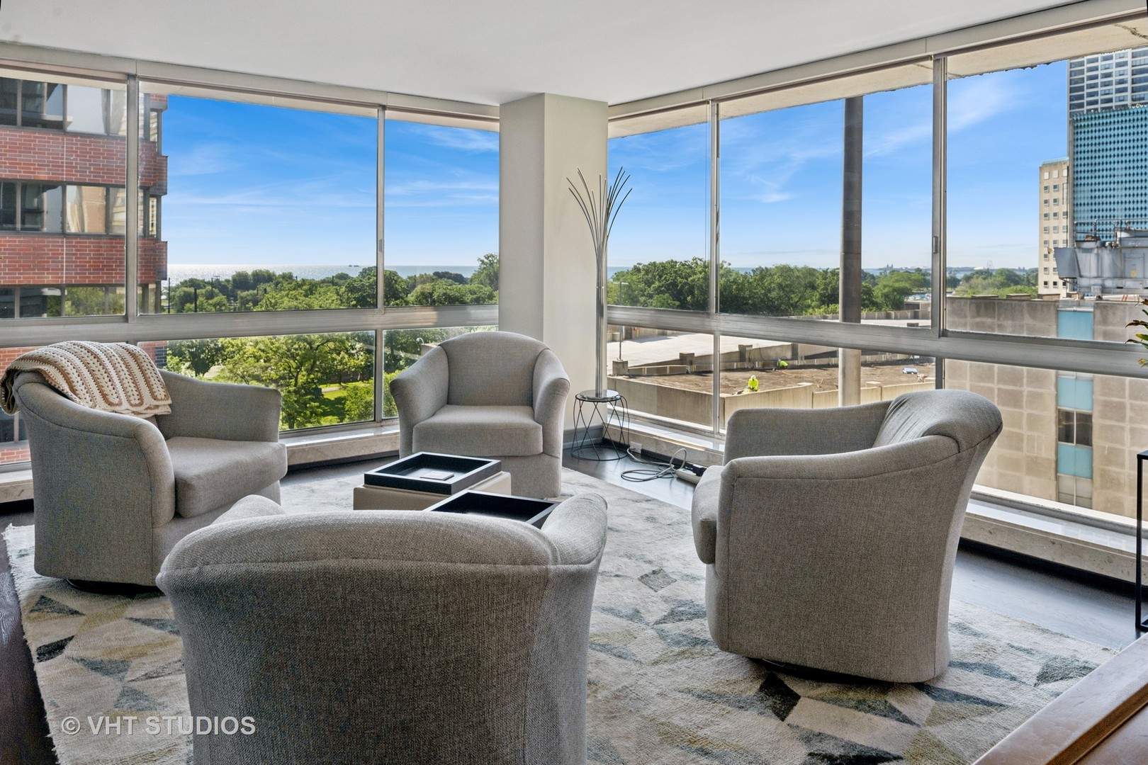320 W Oakdale Avenue 801