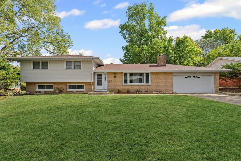 Photo for 2208 Fletcher Street, Urbana, IL 61801 (MLS # 12492425)