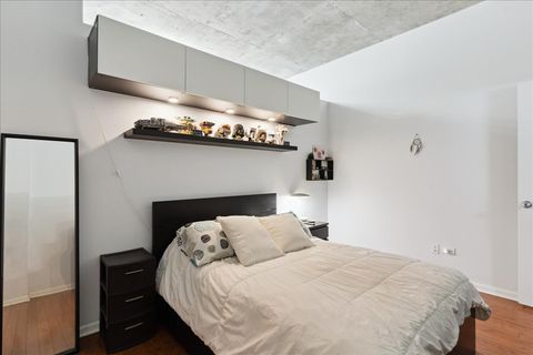 Tiny photo for 1122 W Catalpa Avenue #502, Chicago, IL 60640 (MLS # 12463188)