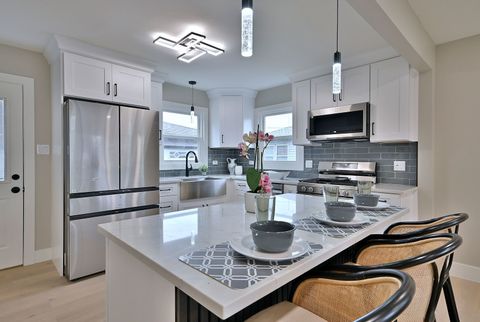 Tiny photo for 656 W Comstock Avenue, Elmhurst, IL 60126 (MLS # 12607932)