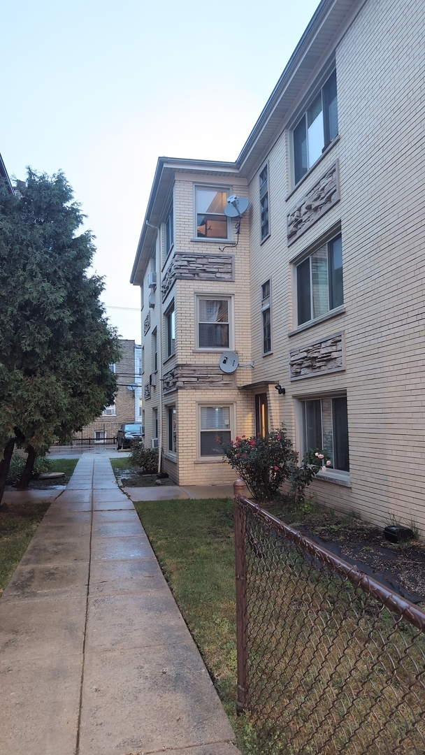 4250 W Lawrence Avenue