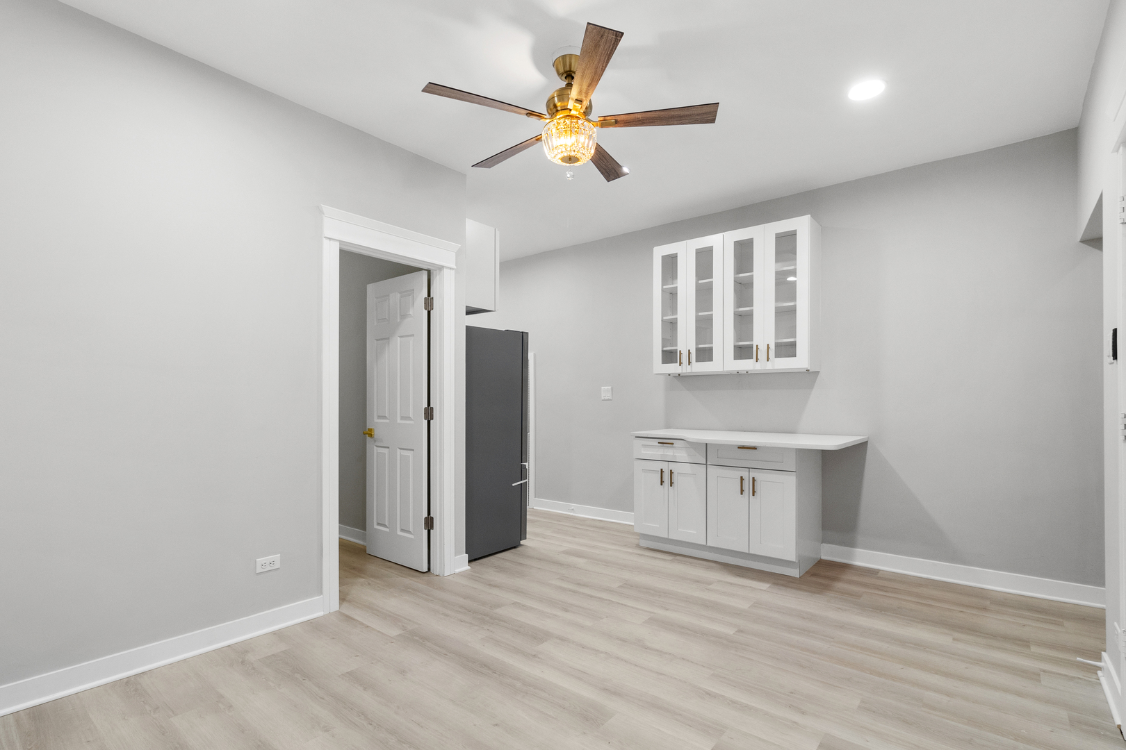 1127 W FARWELL Avenue 105