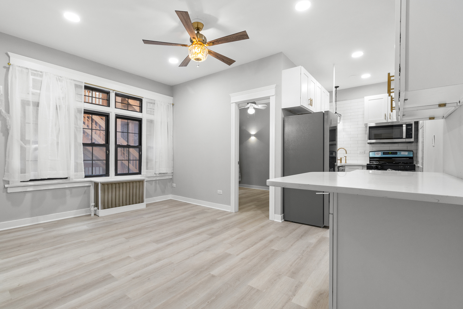 1127 W FARWELL Avenue 105