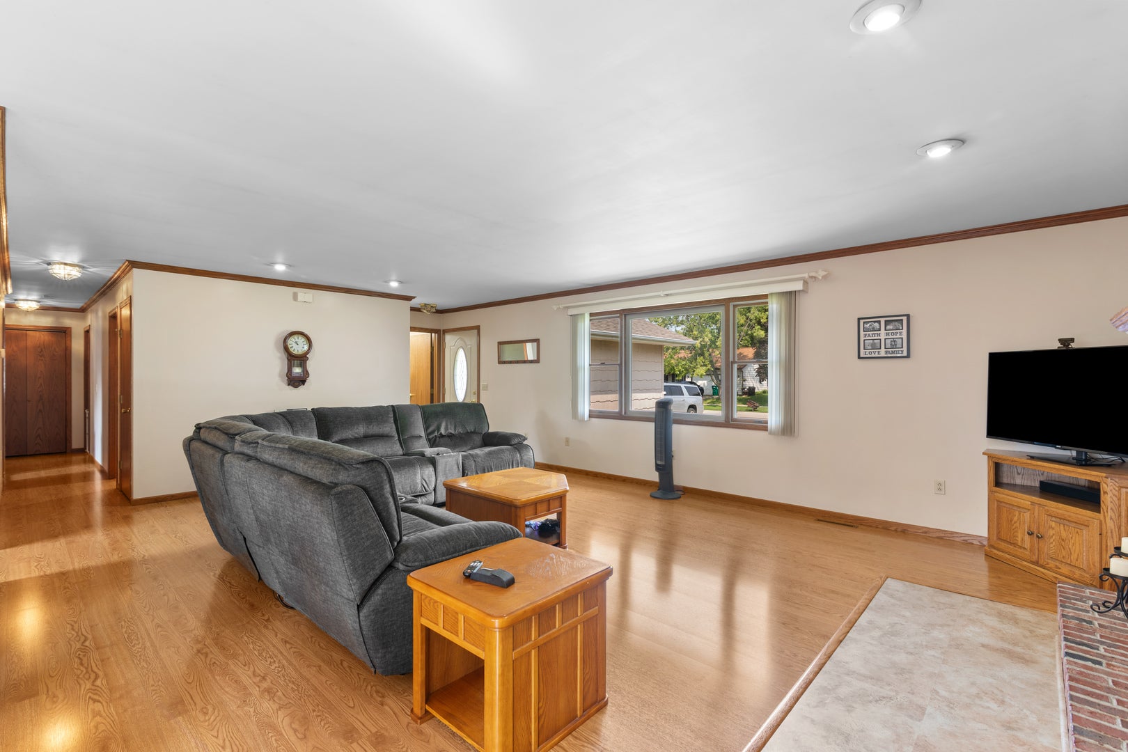 606 E Edgelawn Drive