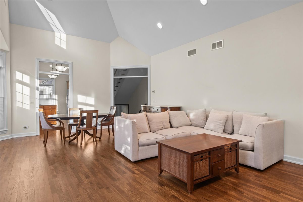572 Vine Avenue
