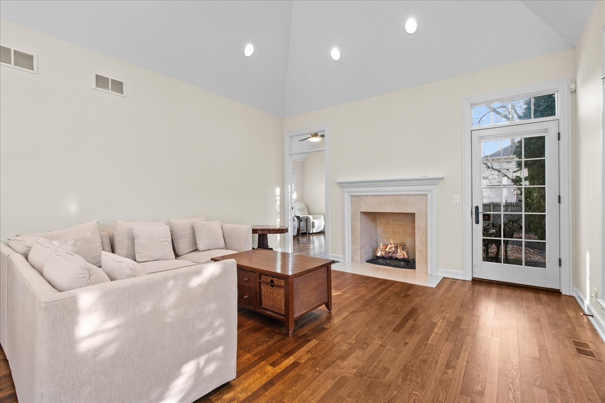 572 Vine Avenue