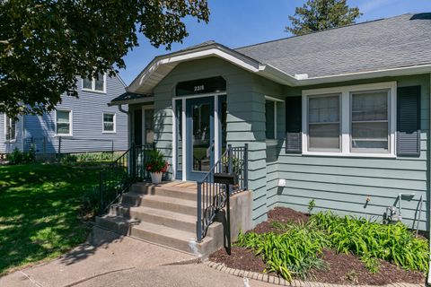 Photo of 2218 W Lombard Street, Davenport, IA 52806 (MLS # 12636736)
