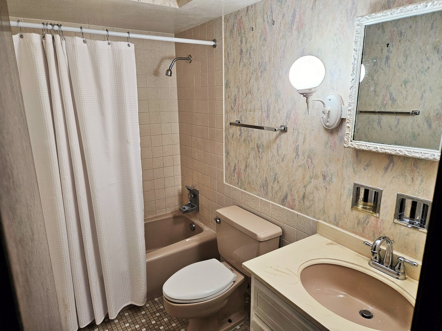 Park Ridge, Illinois 60068, United States, 2 Bedrooms Bedrooms, ,2 BathroomsBathrooms,Residential,Contingent,194219