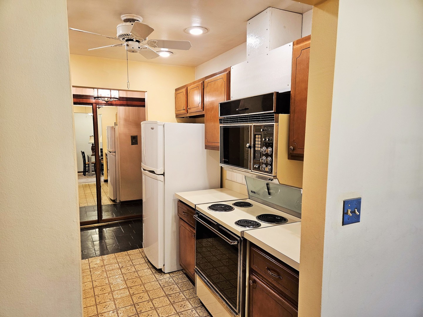 Park Ridge, Illinois 60068, United States, 2 Bedrooms Bedrooms, ,2 BathroomsBathrooms,Residential,Contingent,194219