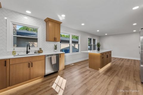 Tiny photo for 2019 E Chinkapin Oak Drive, Mount Prospect, IL 60056 (MLS # 12500039)