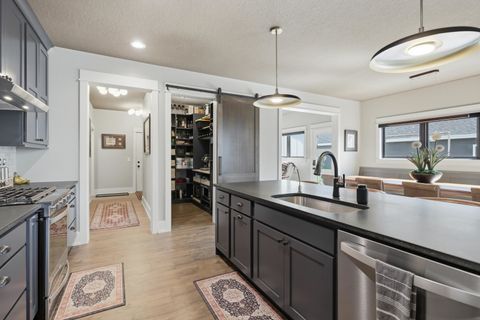 Tiny photo for 662 Holmes Street, Bettendorf, IA 52722 (MLS # 12630901)