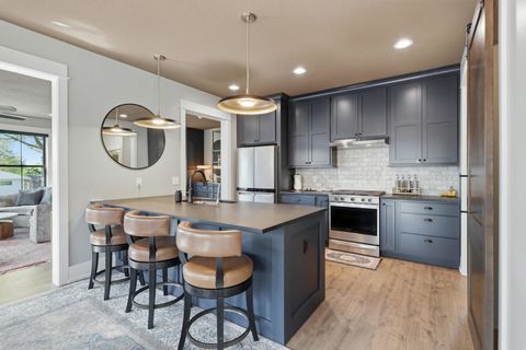 Tiny photo for 662 Holmes Street, Bettendorf, IA 52722 (MLS # 12630901)