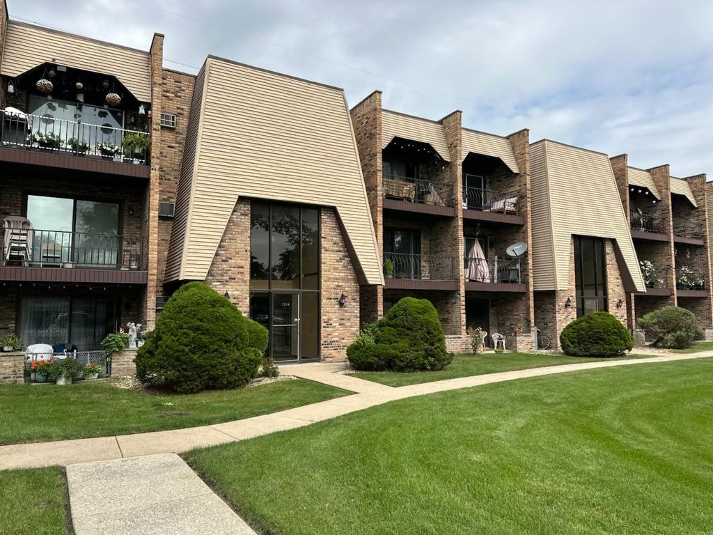 Photo for 7314 Blackstone Avenue #30, Justice, IL 60458 (MLS # 12467145)