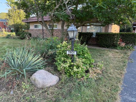 Photo of 1901 W Plainfield Road, La Grange Highlands, IL 60525 (MLS # 12489706)