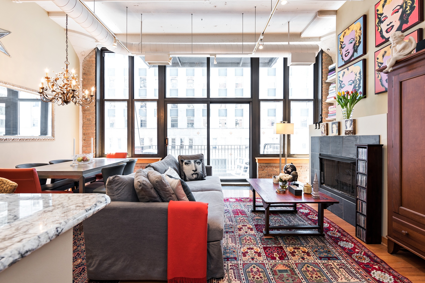 333 W HUBBARD Street 520