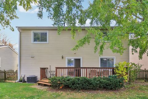 Tiny photo for 210 E Lakeside Drive, Vernon Hills, IL 60061 (MLS # 12499912)