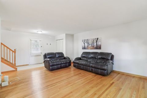 Tiny photo for 210 E Lakeside Drive, Vernon Hills, IL 60061 (MLS # 12499912)