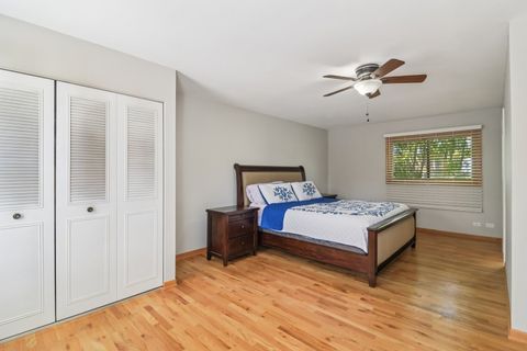 Tiny photo for 210 E Lakeside Drive, Vernon Hills, IL 60061 (MLS # 12499912)