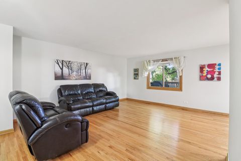 Tiny photo for 210 E Lakeside Drive, Vernon Hills, IL 60061 (MLS # 12499912)