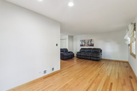 Tiny photo for 210 E Lakeside Drive, Vernon Hills, IL 60061 (MLS # 12499912)