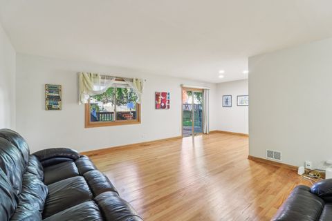 Tiny photo for 210 E Lakeside Drive, Vernon Hills, IL 60061 (MLS # 12499912)