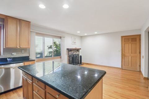 Tiny photo for 210 E Lakeside Drive, Vernon Hills, IL 60061 (MLS # 12499912)