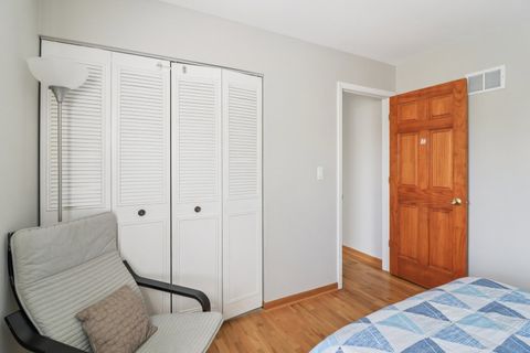 Tiny photo for 210 E Lakeside Drive, Vernon Hills, IL 60061 (MLS # 12499912)