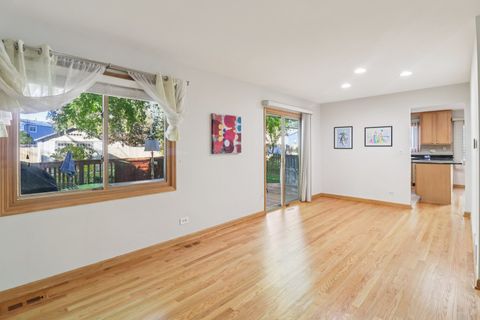 Tiny photo for 210 E Lakeside Drive, Vernon Hills, IL 60061 (MLS # 12499912)