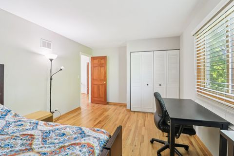 Tiny photo for 210 E Lakeside Drive, Vernon Hills, IL 60061 (MLS # 12499912)