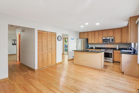 Tiny photo for 210 E Lakeside Drive, Vernon Hills, IL 60061 (MLS # 12499912)