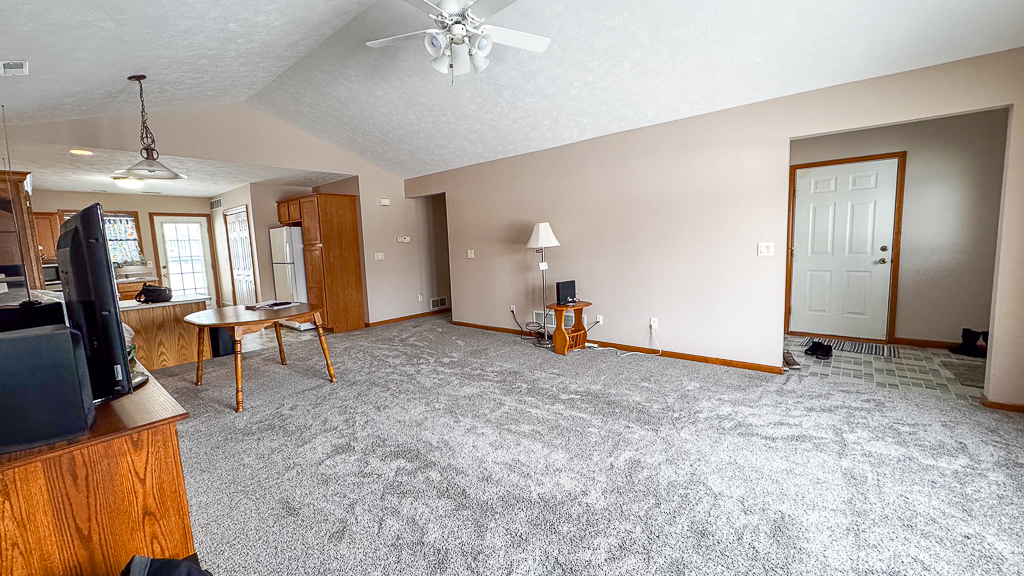 Bloomington, Illinois 61704, United States, 2 Bedrooms Bedrooms, ,2 BathroomsBathrooms,Residential,Pending,252996