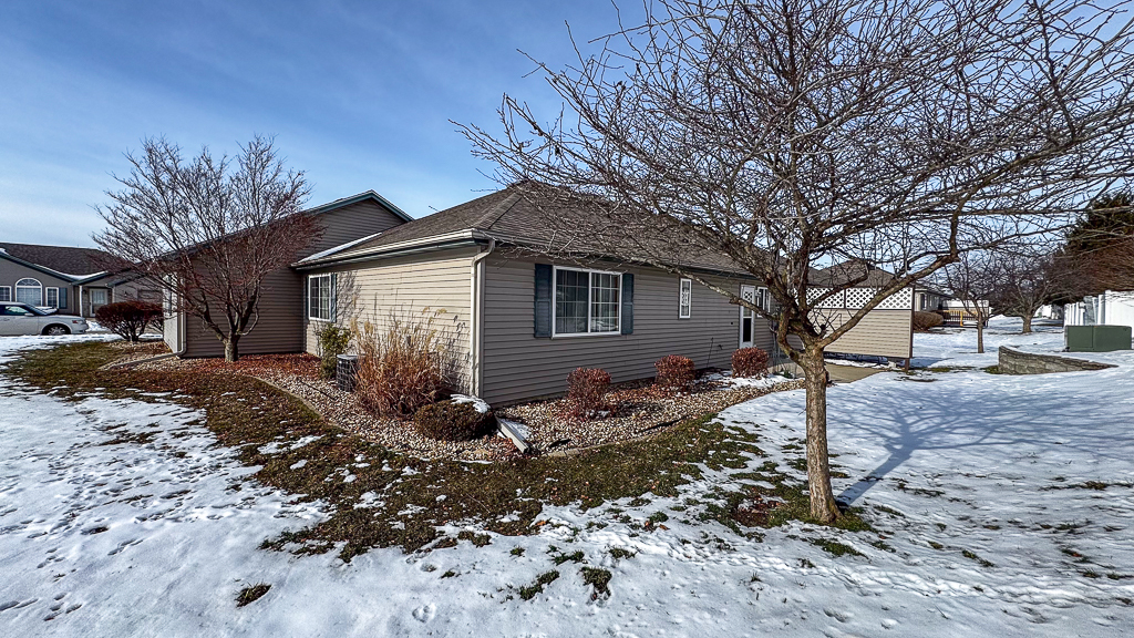 Bloomington, Illinois 61704, United States, 2 Bedrooms Bedrooms, ,2 BathroomsBathrooms,Residential,Pending,252996