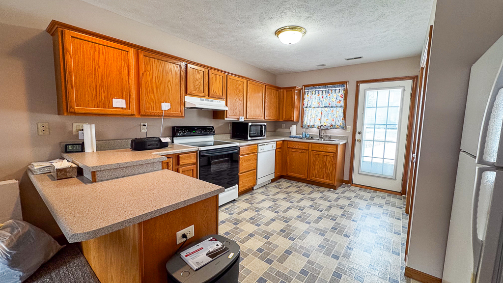 Bloomington, Illinois 61704, United States, 2 Bedrooms Bedrooms, ,2 BathroomsBathrooms,Residential,Pending,252996