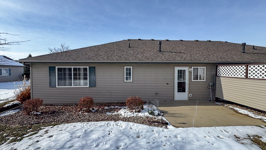 Bloomington, Illinois 61704, United States, 2 Bedrooms Bedrooms, ,2 BathroomsBathrooms,Residential,Pending,252996