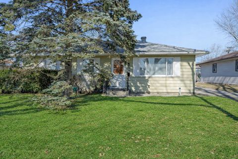 Photo of 34 Golfview Lane, Carpentersville, IL 60110 (MLS # 12568916)