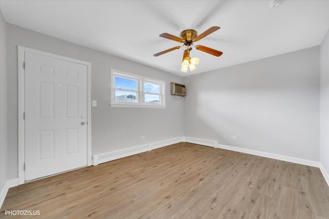 Tiny photo for 1111 Holiday Lane #3, Des Plaines, IL 60016 (MLS # 12655749)