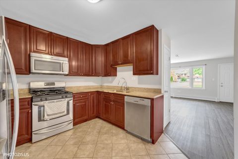 Tiny photo for 1111 Holiday Lane #3, Des Plaines, IL 60016 (MLS # 12655749)