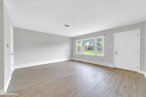Tiny photo for 1111 Holiday Lane #3, Des Plaines, IL 60016 (MLS # 12655749)