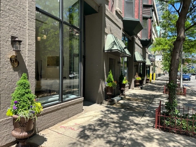 1004 N Clark Street COM