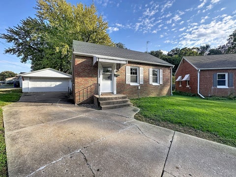 Tiny photo for 1204 29th Avenue Court, Moline, IL 61265 (MLS # 12784369)