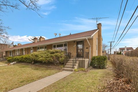Tiny photo for 6745 N Saint Louis Avenue, Lincolnwood, IL 60712 (MLS # 12597158)