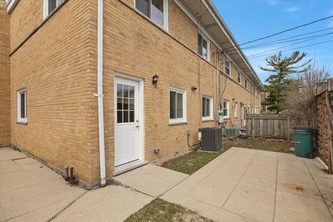 Tiny photo for 6745 N Saint Louis Avenue, Lincolnwood, IL 60712 (MLS # 12597158)