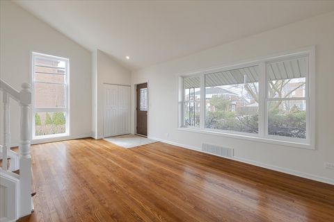 Tiny photo for 6745 N Saint Louis Avenue, Lincolnwood, IL 60712 (MLS # 12597158)