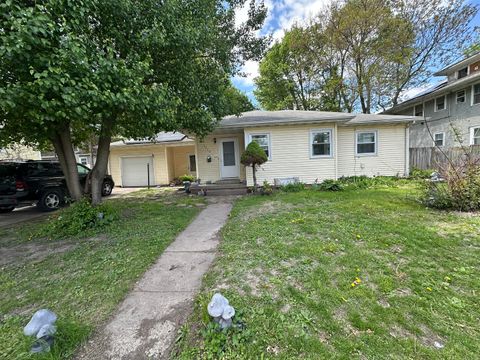 Photo of 1312 PERSHING Avenue, Davenport, IA 52803 (MLS # 12640371)