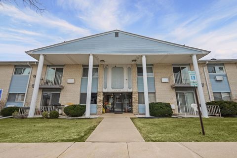 Photo of 9460 Dee Road #2H, Des Plaines, IL 60016 (MLS # 12598667)