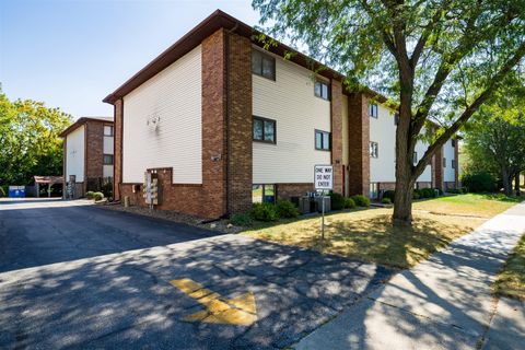 Tiny photo for 1916 Tracy Drive #26, Bloomington, IL 61704 (MLS # 12470873)